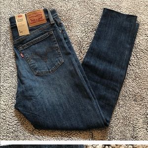 Levi Wedgie Skinny Jean